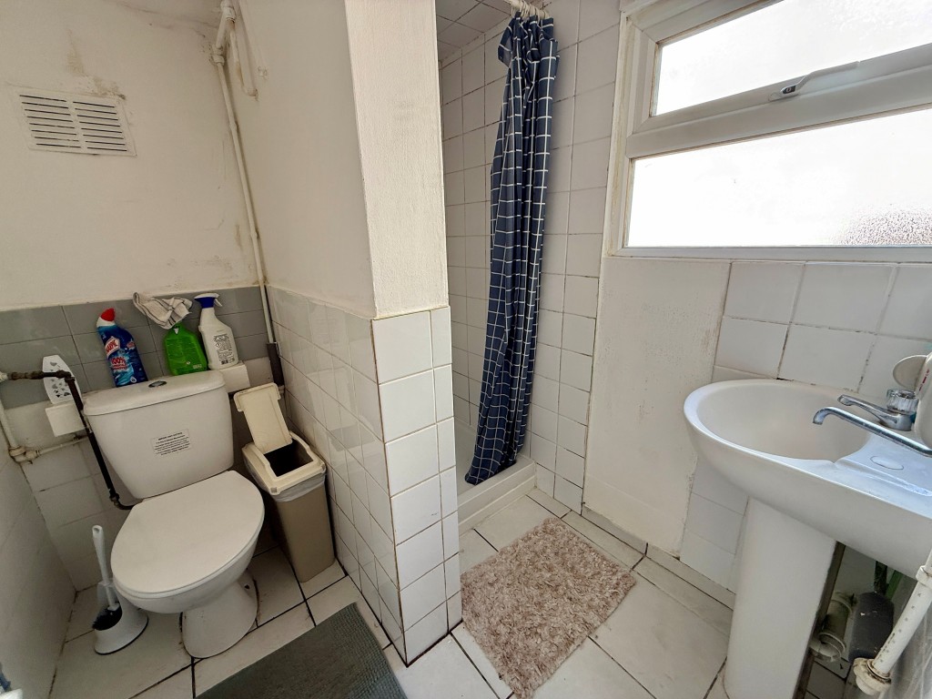 Lot: 123 - FREEHOLD BLOCK OF TWO FLATS FOR INVESTMENT - Ground floor - Shower room with W.C.